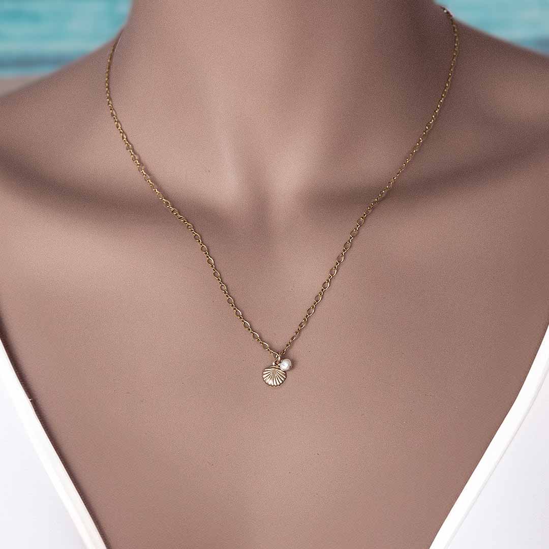 Model wearing Impressions Shell mini necklace gold pearl