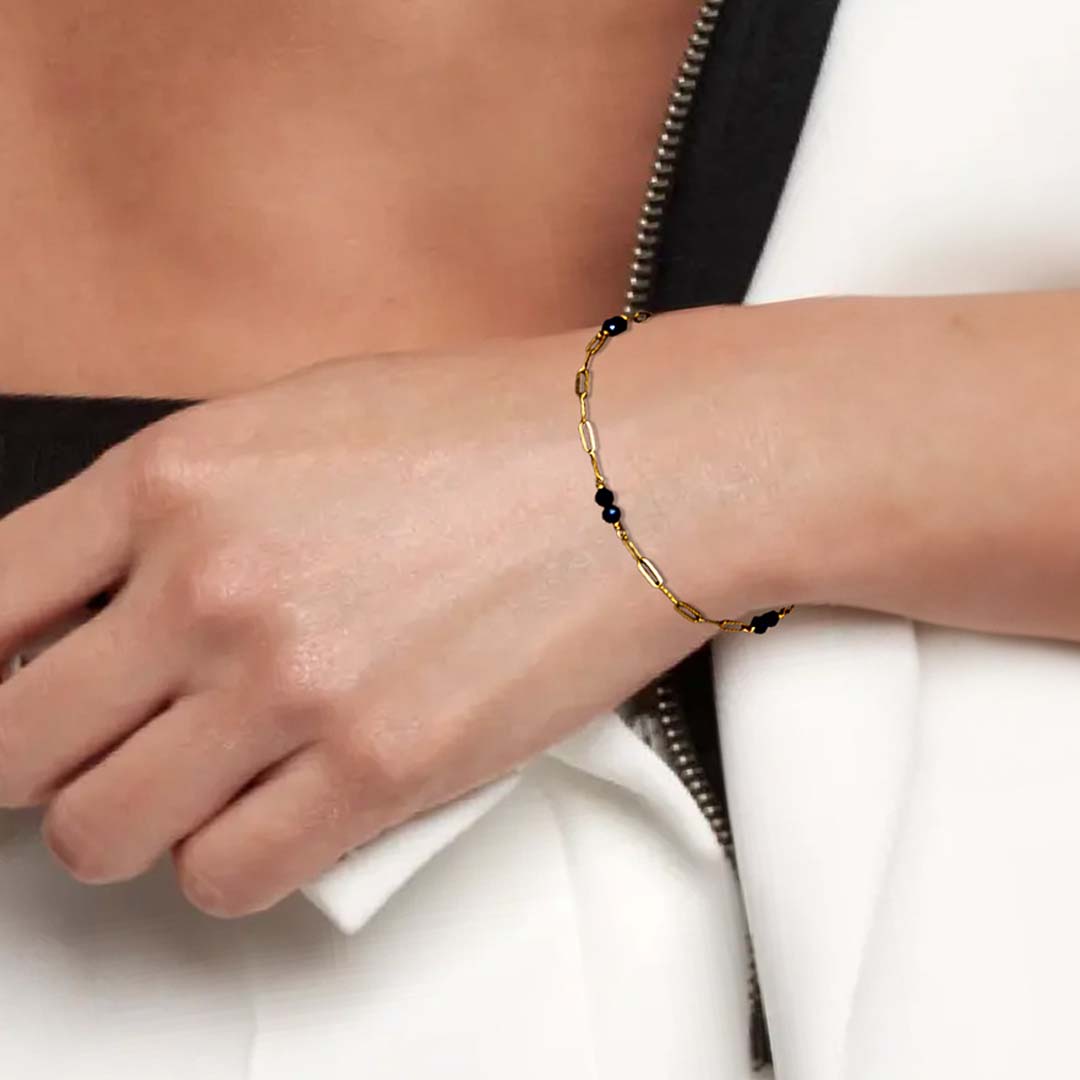 mode; wearing Lola bracelet gold sapphire
