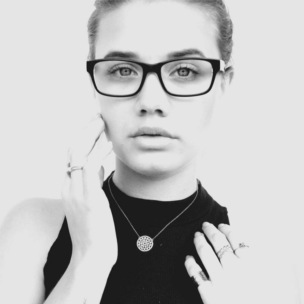 Model wearing Little leaf ring and dandelion