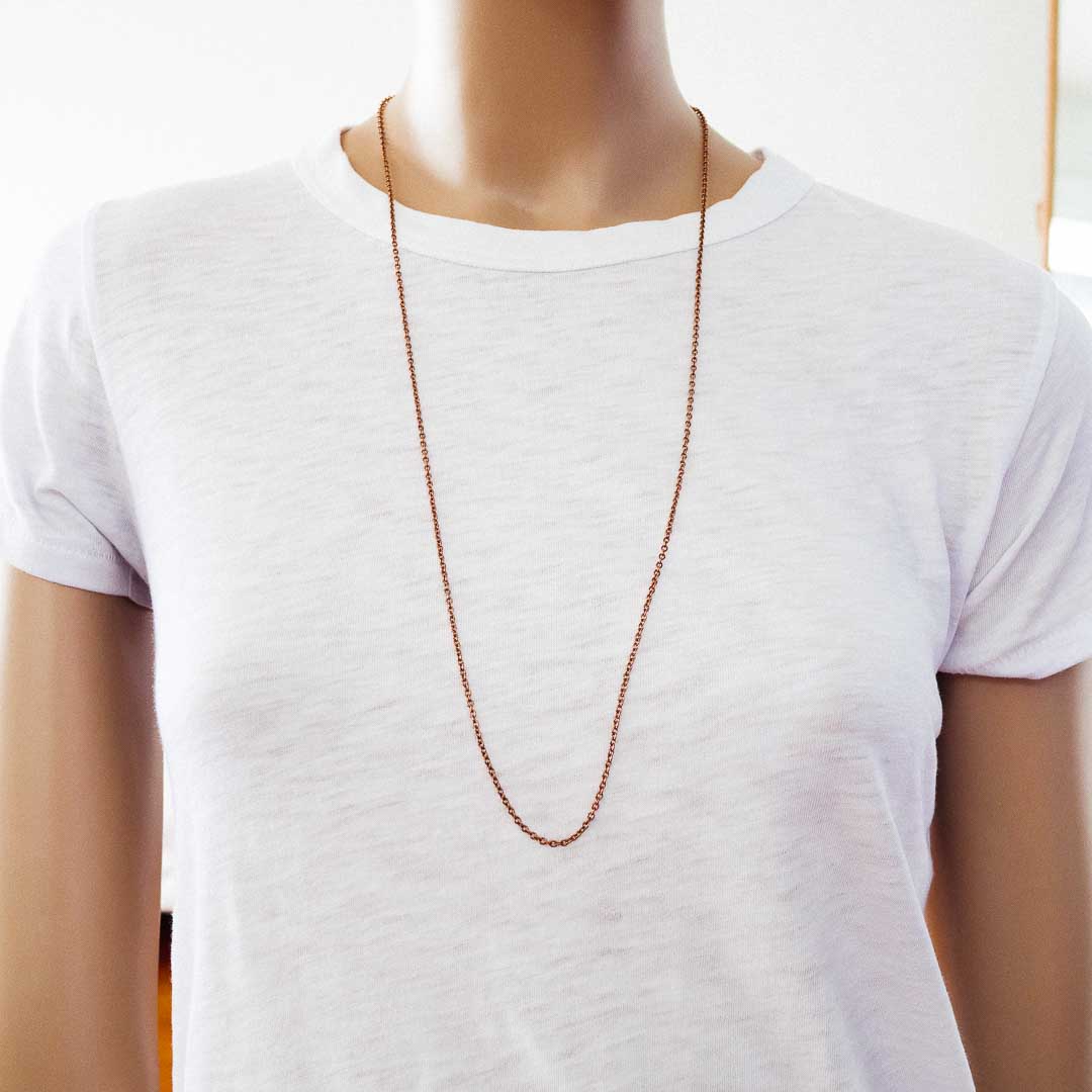 Model wearing 75cm Rose Gold Chain white T