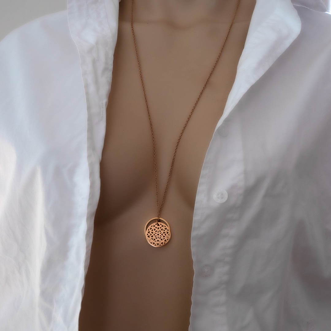 Model wearing dandelion ROF rose gold long chain