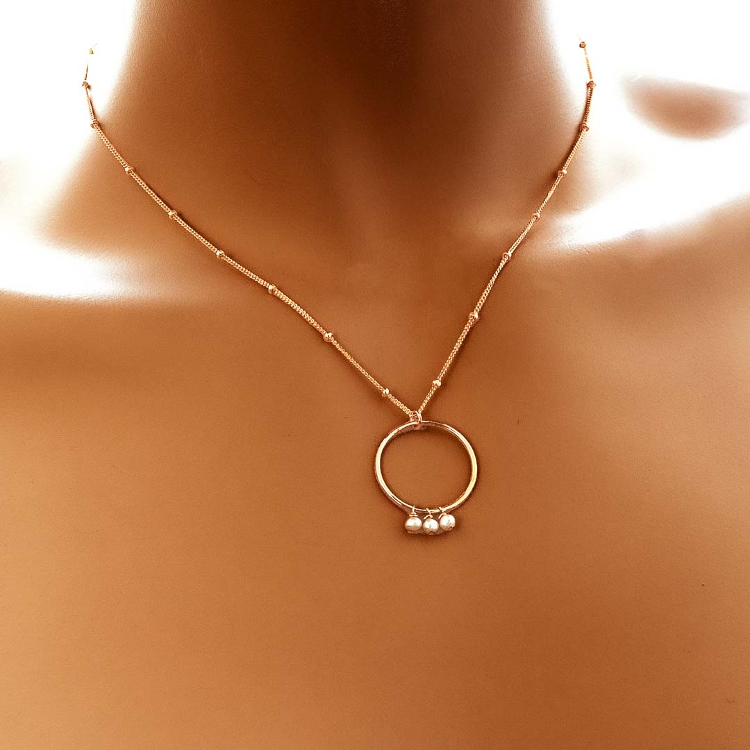 Model wearing halo constellation necklace gold peearl