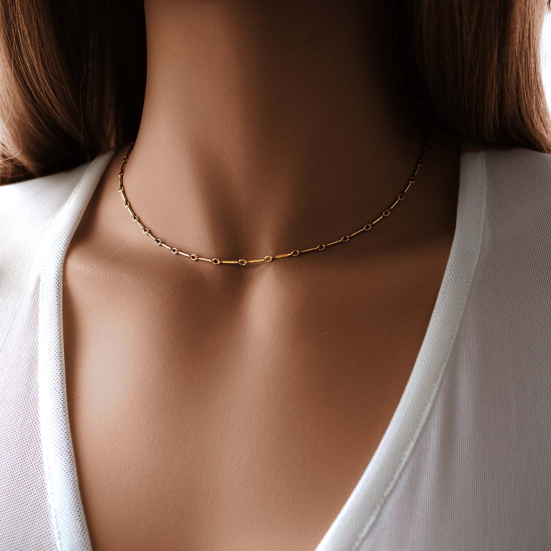 Model wearing Bar Chain gold