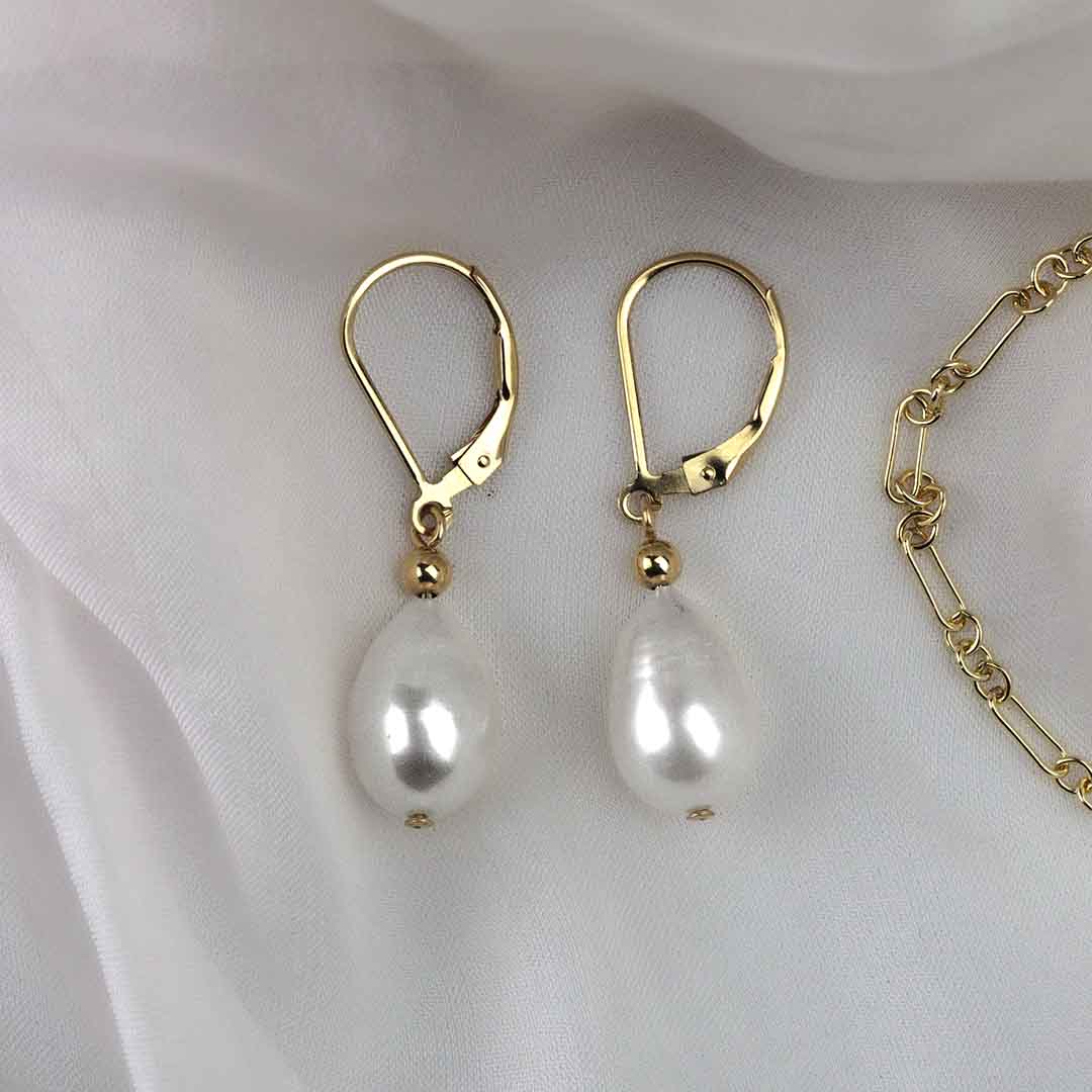 Enchantment Pearl Earrings - Gold and Pearl flatlay