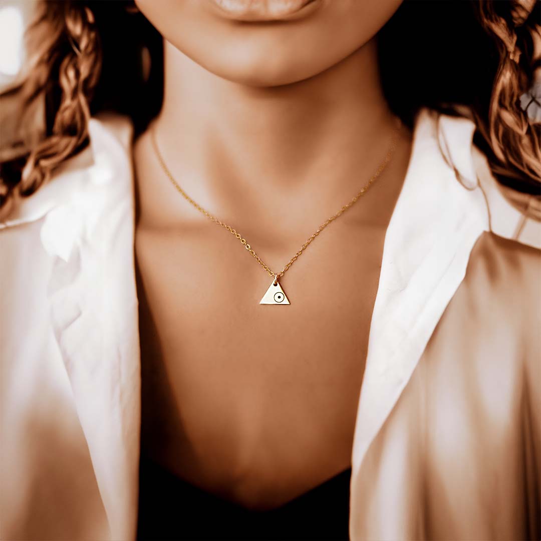 model wearing 3 points air necklace gold