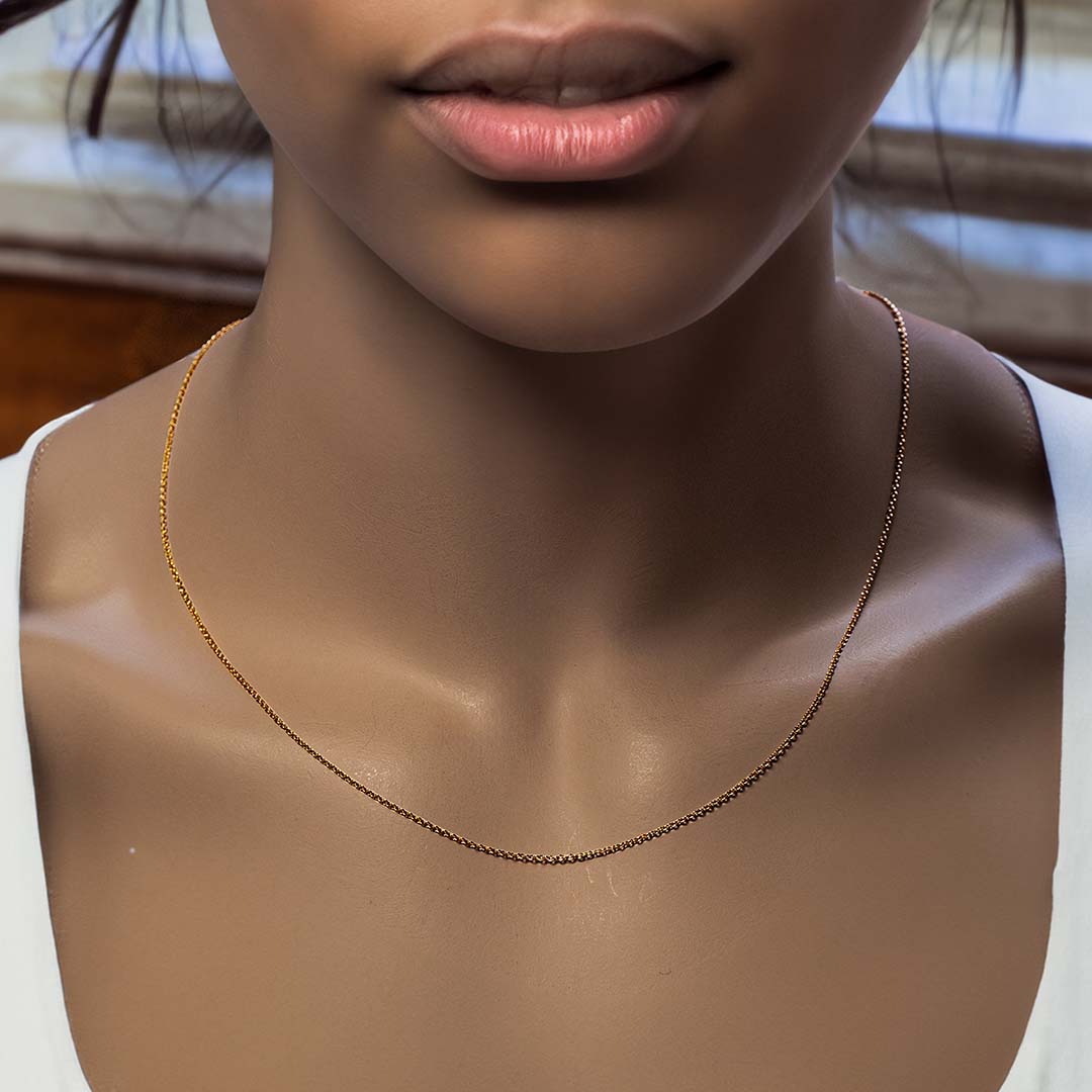 model wearing cable chain necklace gold