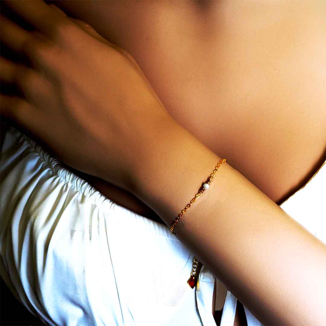 model wearing lulu pearl gold bracelet