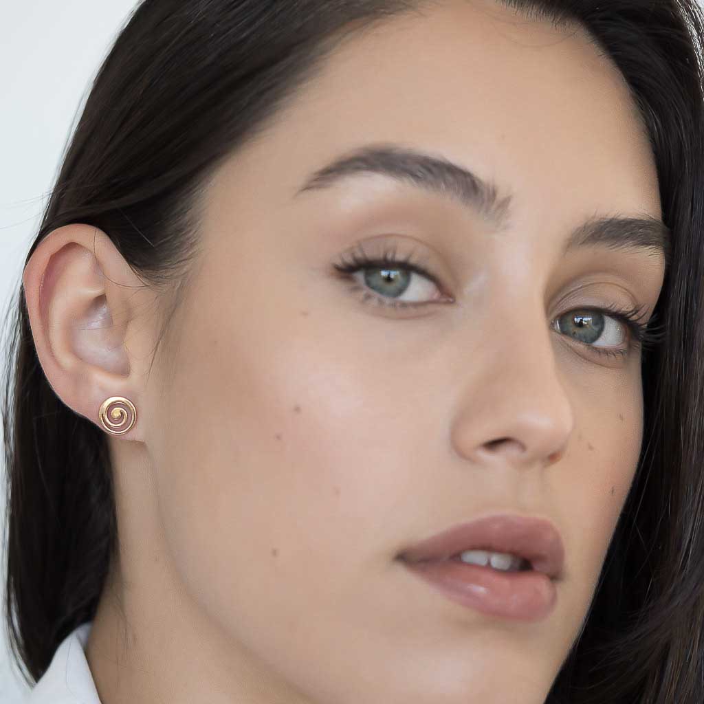 Model wearing Current earrings rose gold