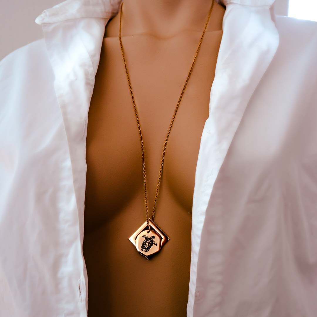 model wearing sea turtle diamond rg long chain