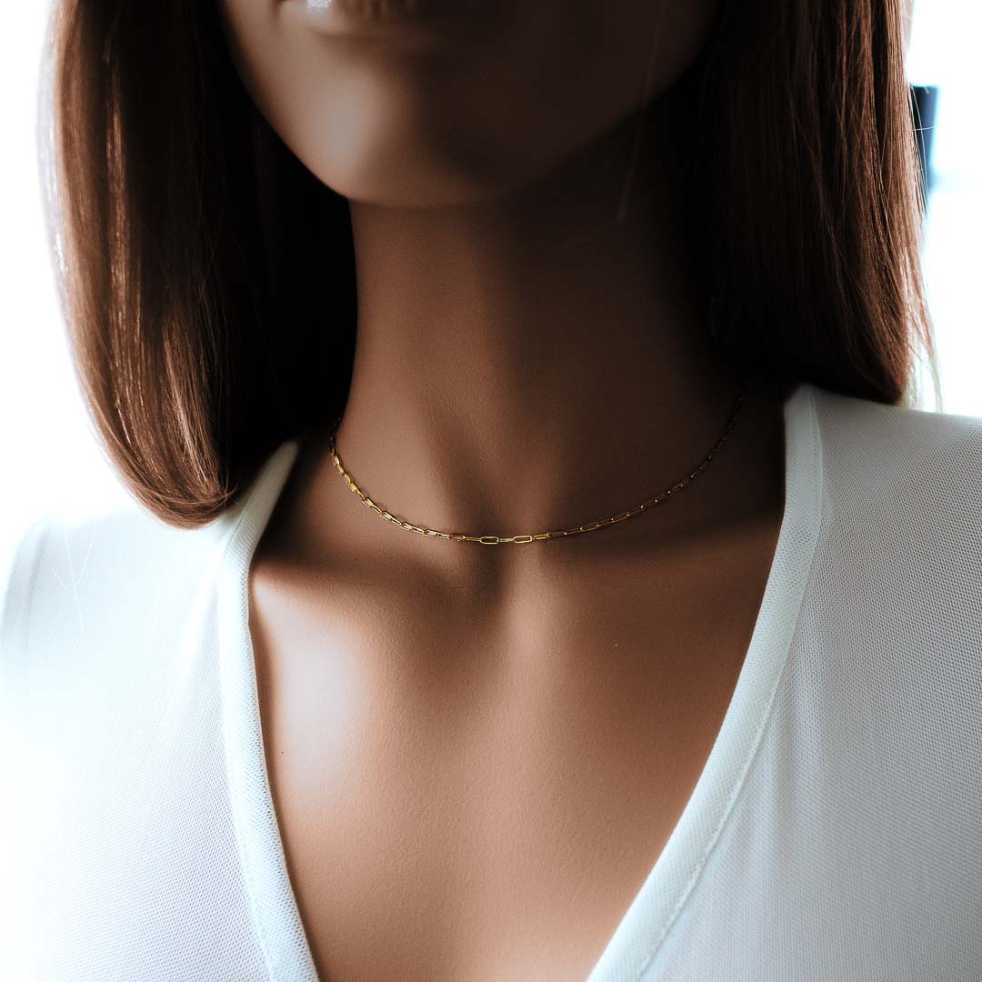 Model wearing Link chain gold