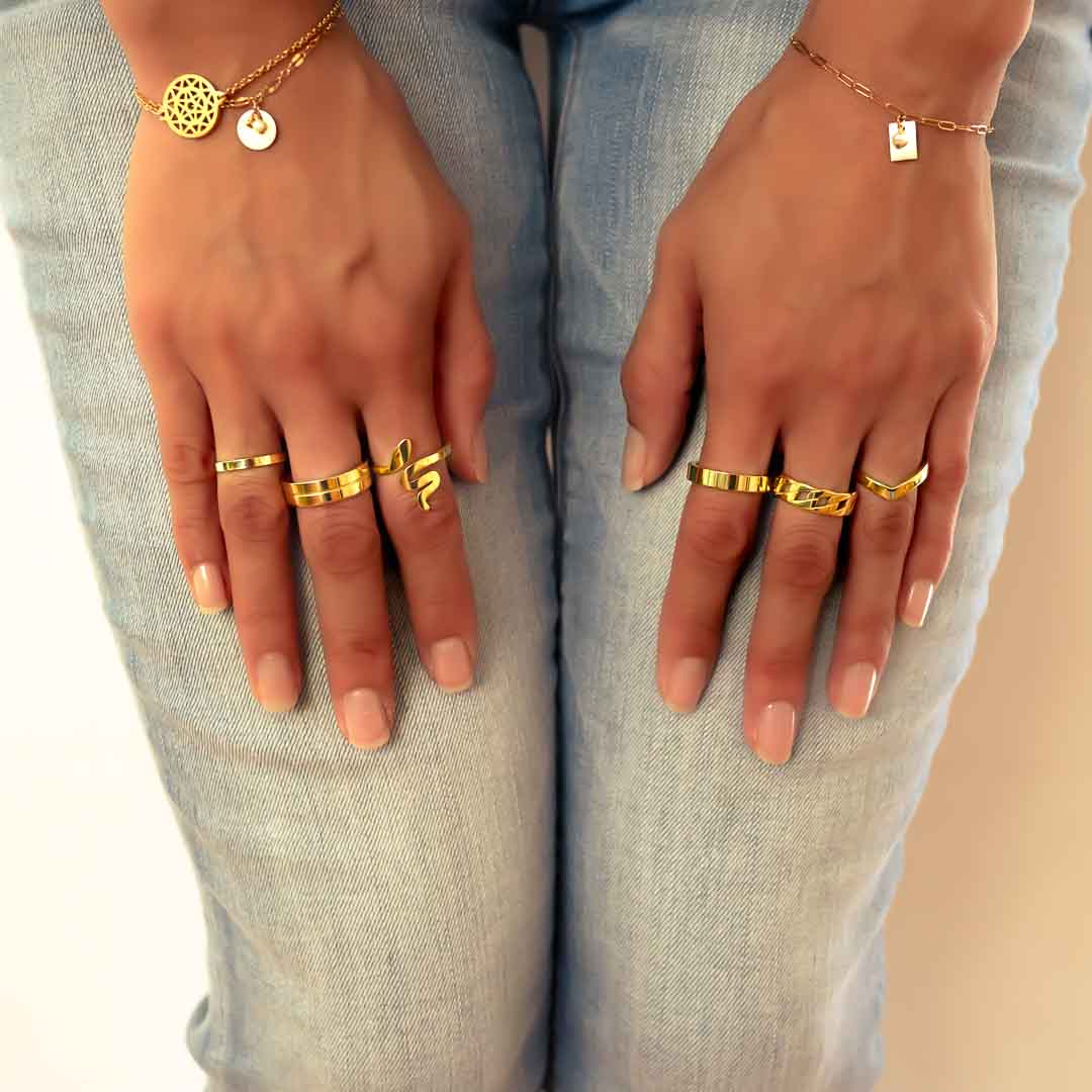 Model wearing 90's Band Ring gold styled