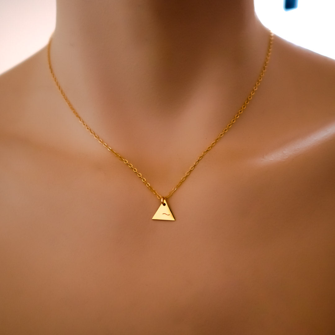 Model wearing 3 points air necklace pendant 14K gold filled jewellery