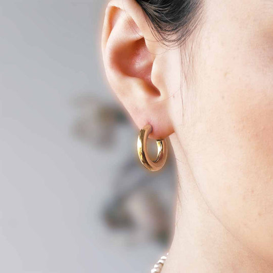 model wearing classic hoop earrings 20mm gold