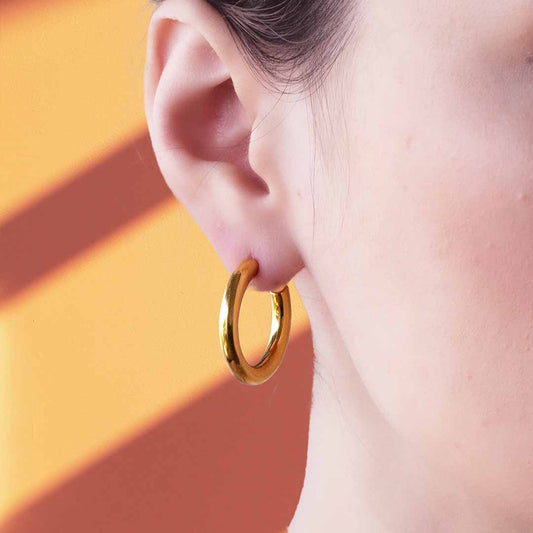model wearing classic hoop earrings 25mm gold