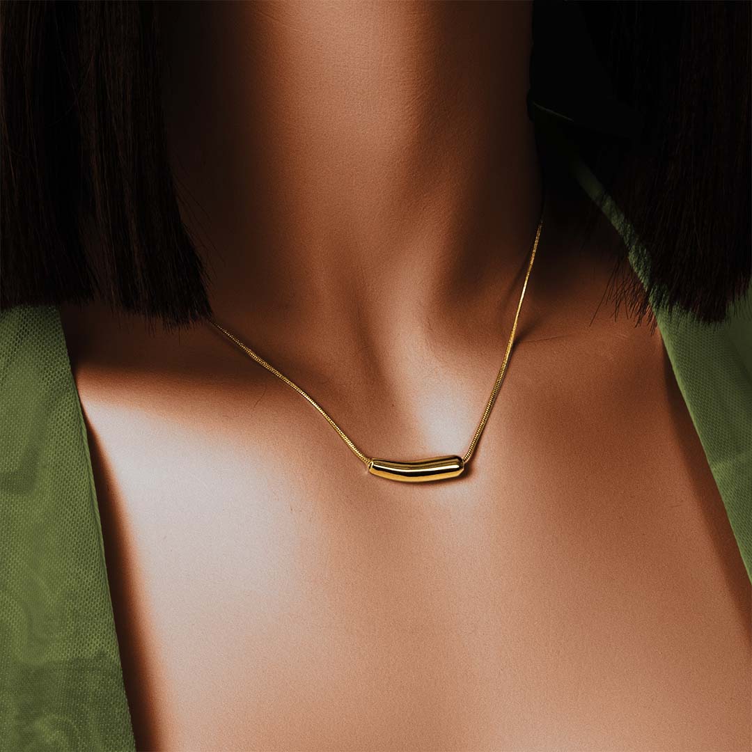model wearing dune necklace gold