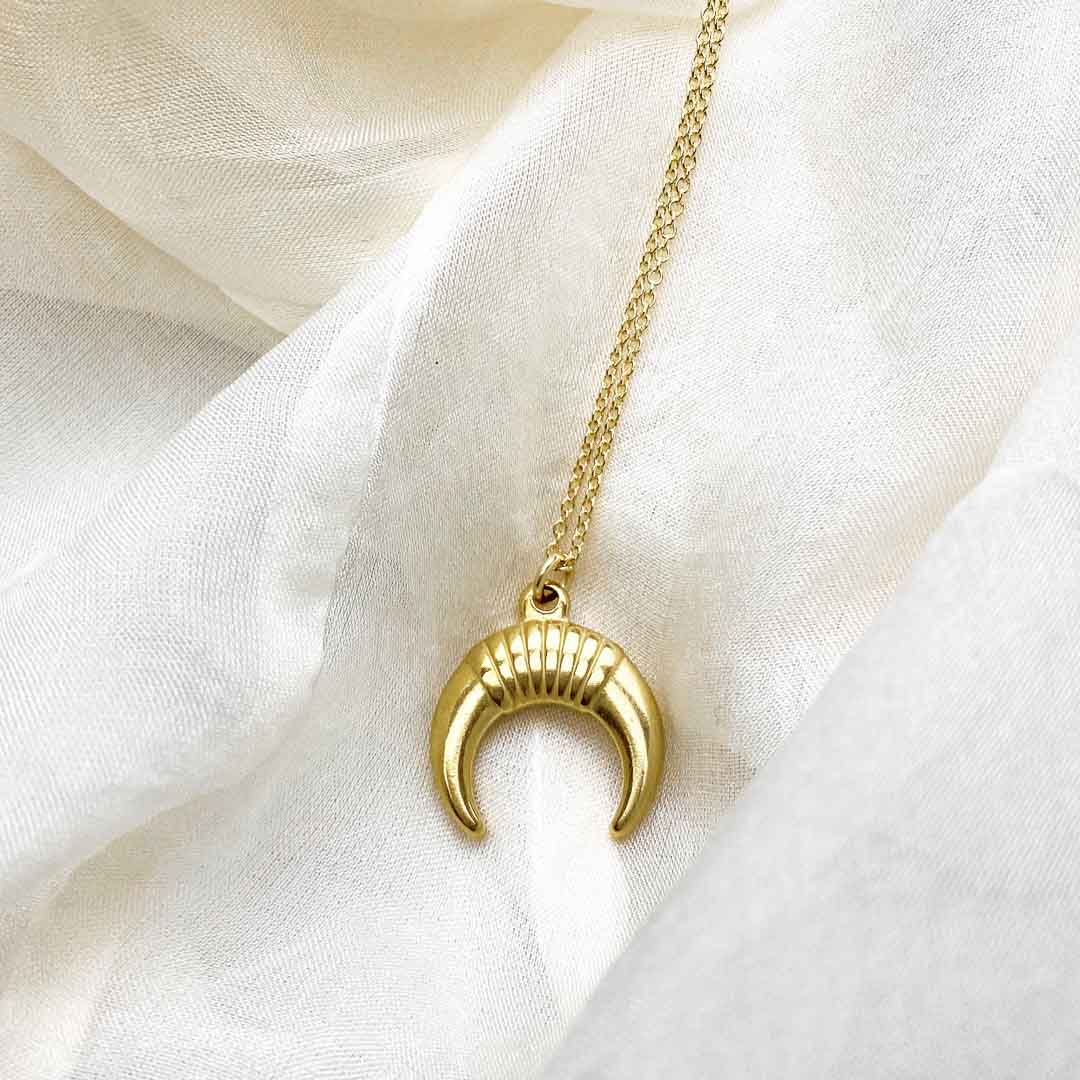 Zelda Crescent Necklace – Gold
